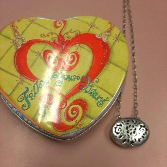 Brighton necklace w/tin - Picture 2 of 7